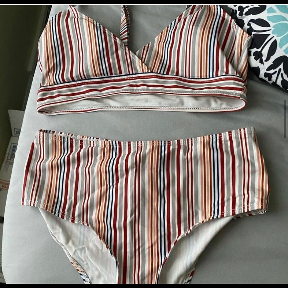 Bathing suits - Picture 5 of 5